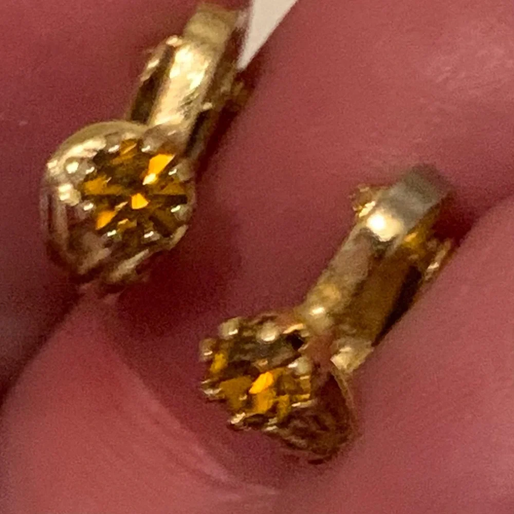 VINTAGE Topaz Color Stones Clip On Gold Tone Earrings Jewelry Beautiful designs
